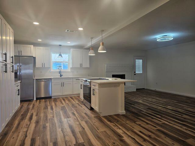 Building Photo - 600 Burgundy Ln