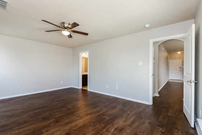 Building Photo - 3112 Royal Crest Dr