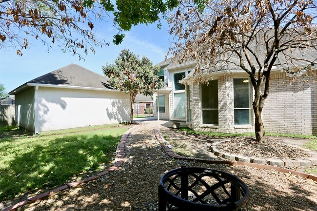 Building Photo - 2515 Hyland Park