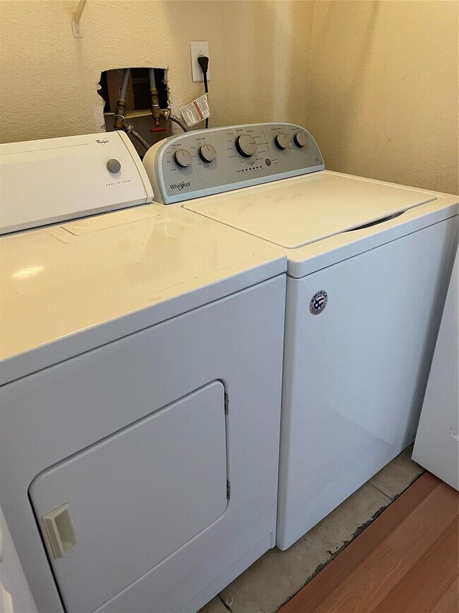 Building Photo - 799 Riverside Dr