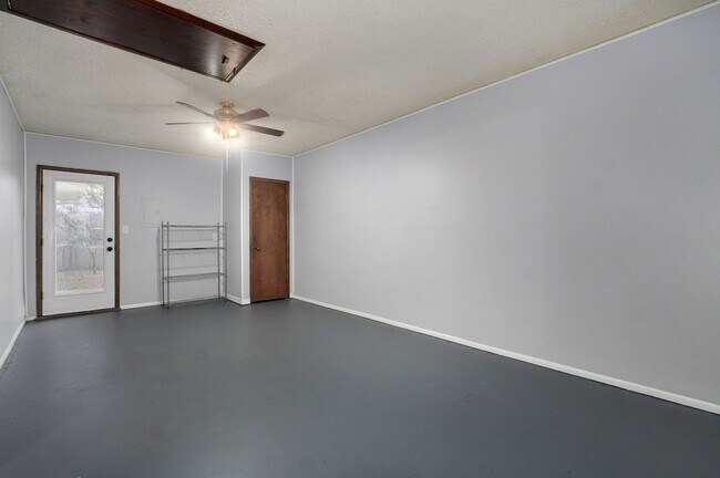 Building Photo - Newly Updated Home!