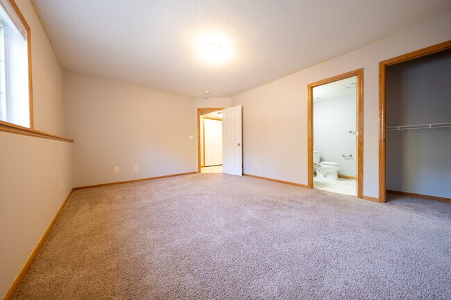 Building Photo - 7929 Stratford Cir N