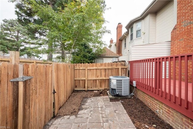 Building Photo - 670 Lord Dunmore Dr