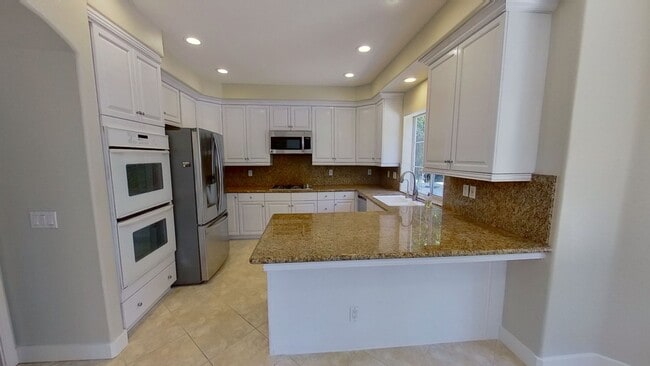 Building Photo - Spectacular and Spacious 4 Bed / 3 Bath Sa...