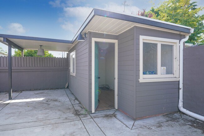 Building Photo - Mid-Century Home Available in the Richmond...