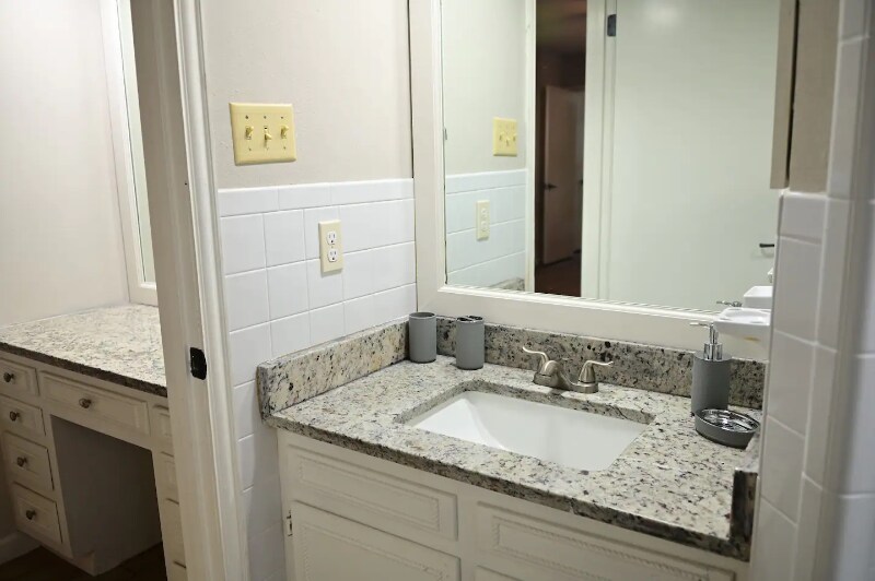 Building Photo - 611 Balboa Dr