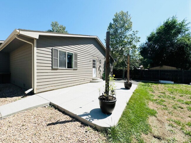 Building Photo - Cute 3 bedroom/ 1.5 bath Ranch Style House with 2 car attached garage in Windsor, CO
