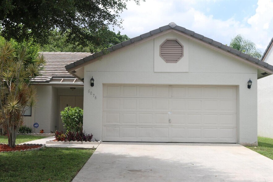 Building Photo - 6076 Strawberry Lakes Cir