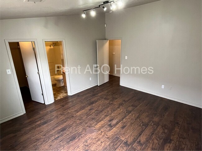 Building Photo - 3 Bed/2 Bath, 1,350 Sq. Ft. Home in SW Albuquerque