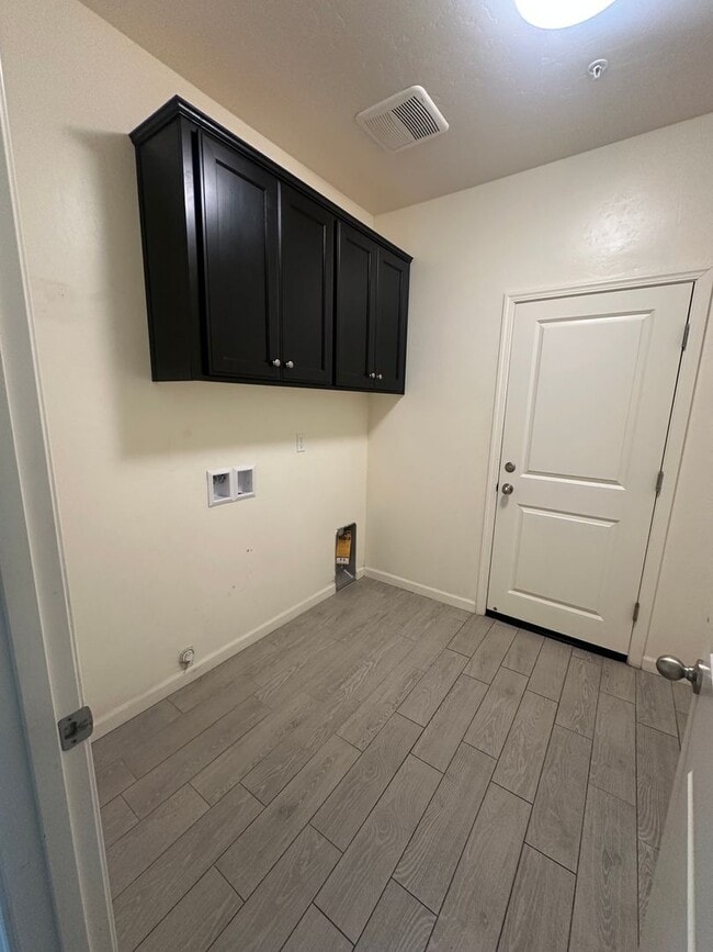 Building Photo - Nearly New 4 bedroom 2.5 bathroom