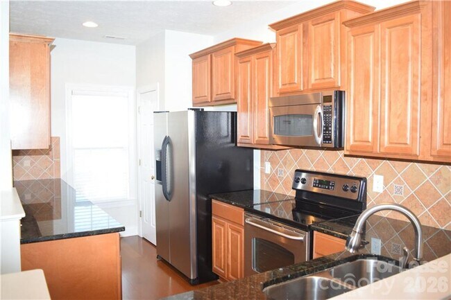 Building Photo - Stylish Braxton Gate Townhome with Garage & Main-Level Primary Suite