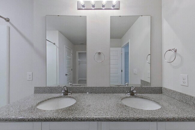 Building Photo - 401 Monarch Ln
