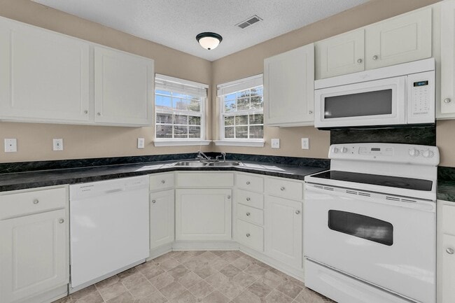 Building Photo - 1004 Cobblestone Blvd