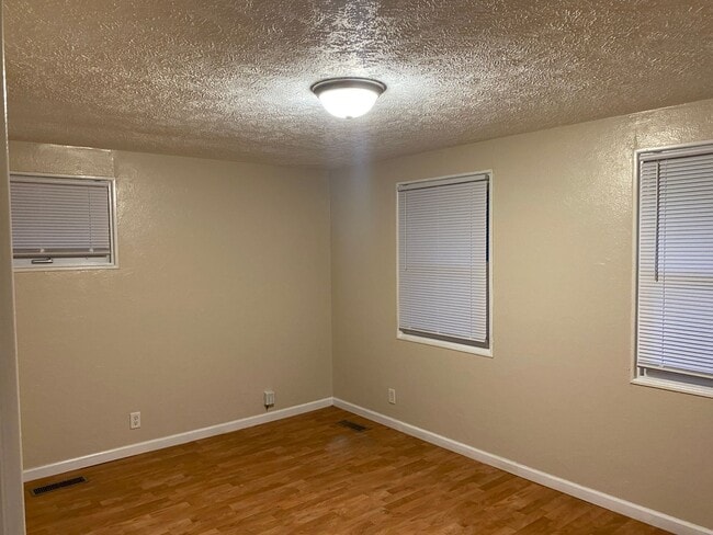Building Photo - Gorgeous 2 bedroom1 bathoom mid-centutry r...
