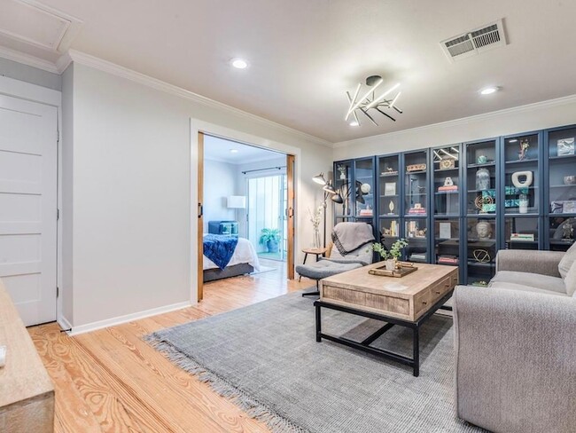 Building Photo - 500 E Riverside Dr