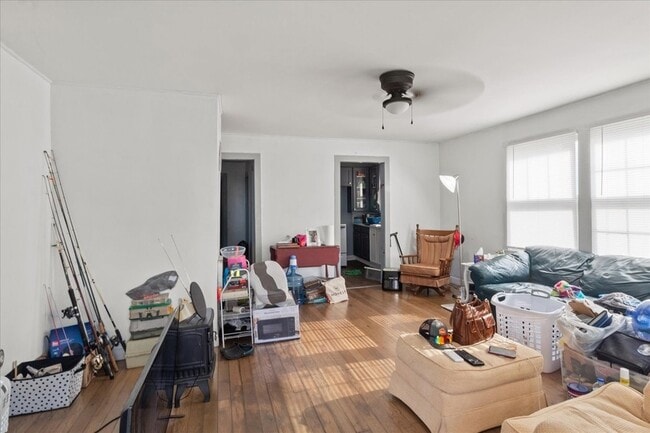 Building Photo - 527 Maple St