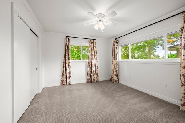 Building Photo - 5475 S Ridge Dr