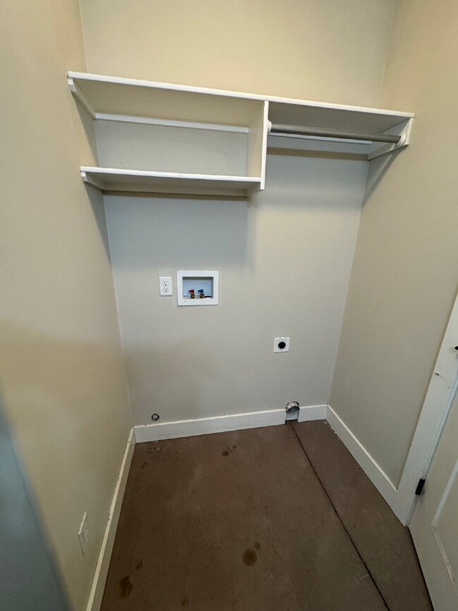 Building Photo - "Spacious 3-Bedroom Duplex Retreat with 2 Full Baths in Derby - 2194 Sq. Ft of Comfort!"