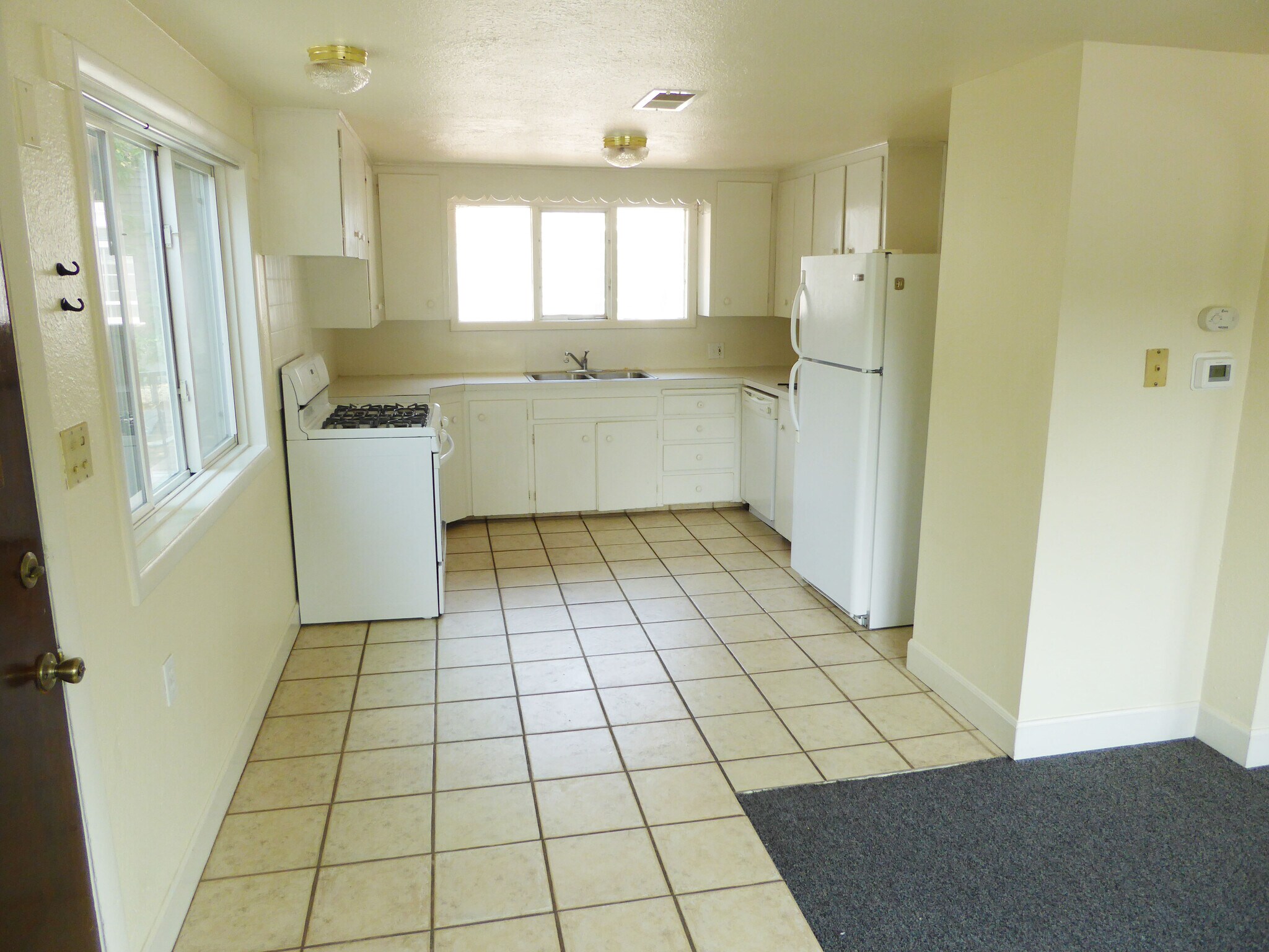 Building Photo - 327 S Sherwood St