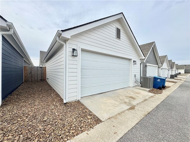 Building Photo - 1011 NE Hts Ln