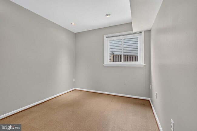 Building Photo - 6 Youngs Farm Ct