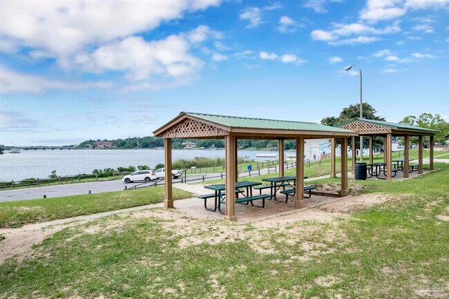 Building Photo - 1306 E Hernandez St