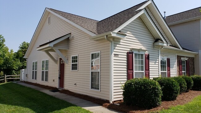 Building Photo - One level townhouse, no stairs, convenient to Lewisville/Clemmons