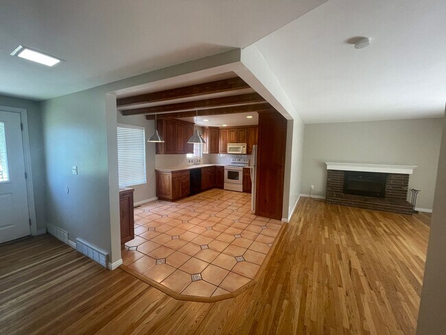 Building Photo - 550 E 250 N