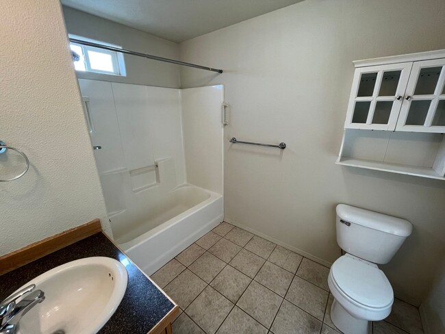 Building Photo - 2 Bed/1 Bath in 55+ Independent Living Com...