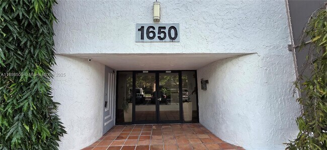 Building Photo - 1650 NE 115th St