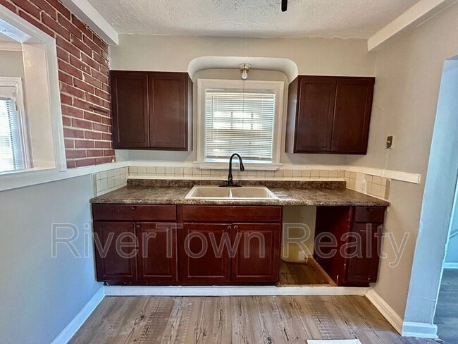 Building Photo - 2407 Larose Ave