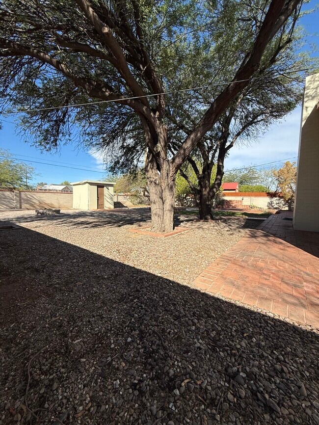 Building Photo - HOUSE FOR RENT