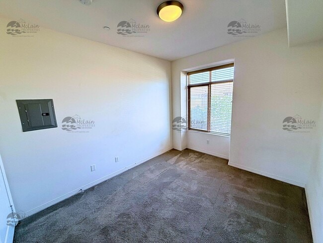 Building Photo - Top Floor 2BD/2BA Condo