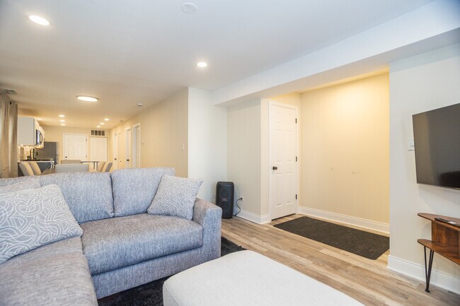 Building Photo - 2927 W Lyndale St