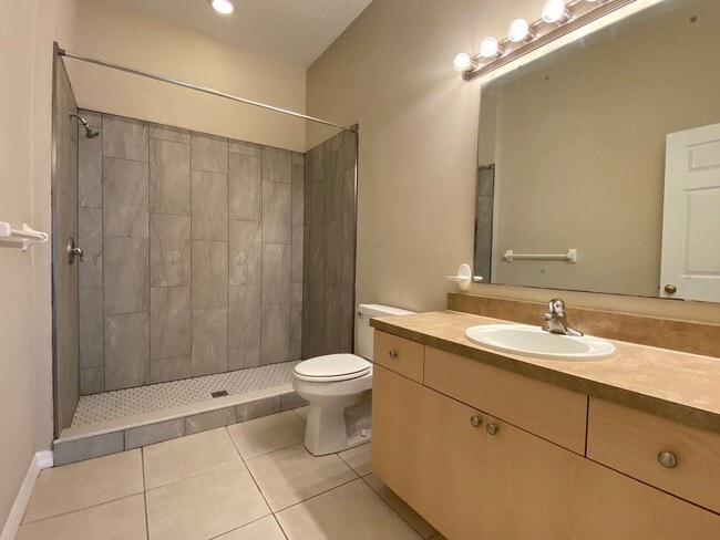 Building Photo - 2 Bedroom, 2 Bath Duplex with 1 Car Garage...