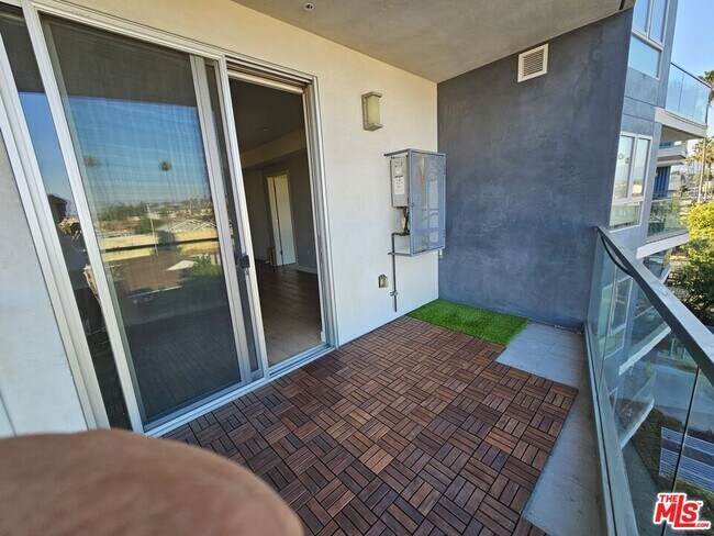 Building Photo - 105 S Mariposa Ave