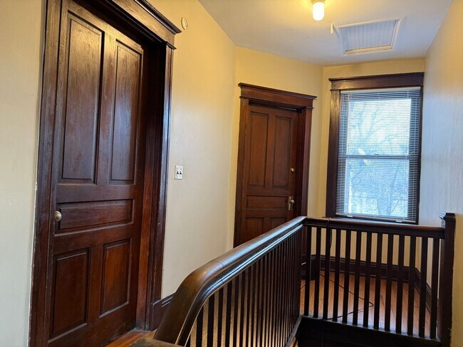 Building Photo - 2215 Victor St