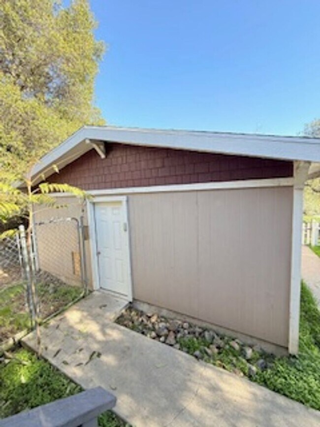 Building Photo - Auburn Cutie