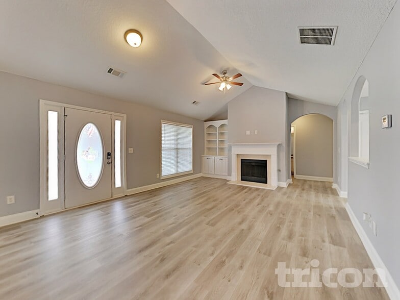Building Photo - 527 Embassy Walk