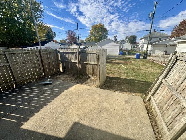 Building Photo - 913 N Morrison St