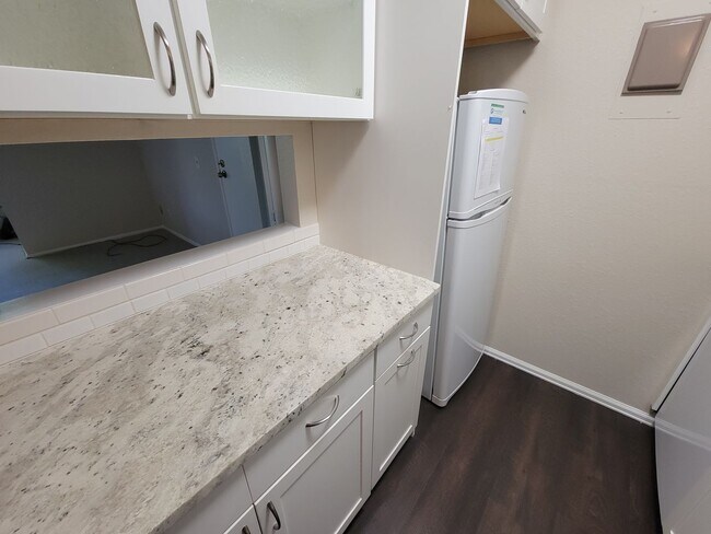Building Photo - Nicely Updated One Bedroom Condo Available...