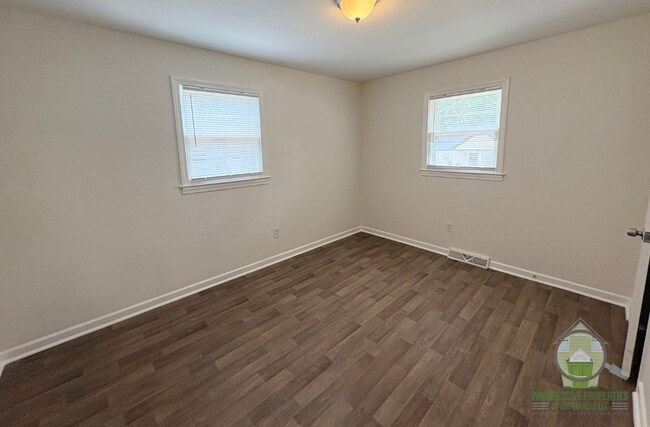 Building Photo - 203 Daisy Dr