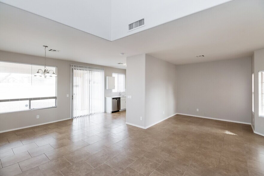 Building Photo - 11414 W Apache St