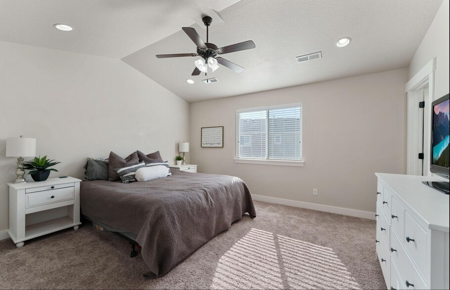 Building Photo - 203 W Silver Springs Dr