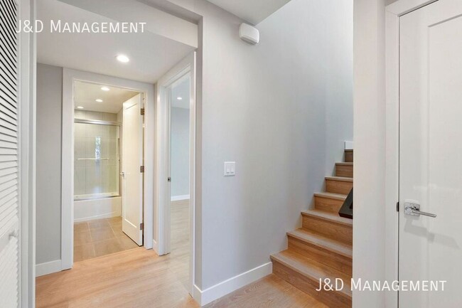 Building Photo - Brand New Build - Beautiful New Townhome