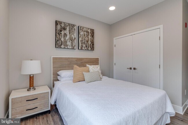 Building Photo - 1952 Bryn Mawr Ave