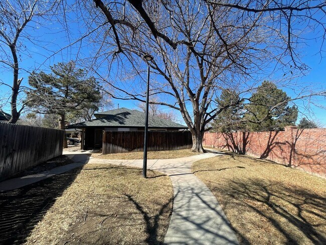 Building Photo - 5918 S Willow Way
