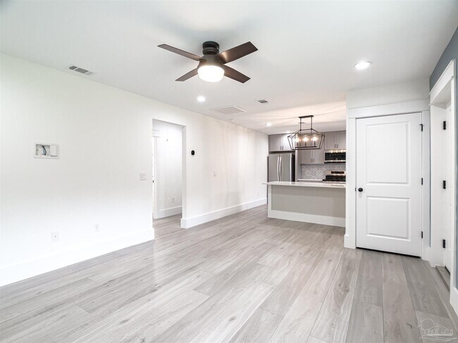 Building Photo - 10047 Noriega Dr