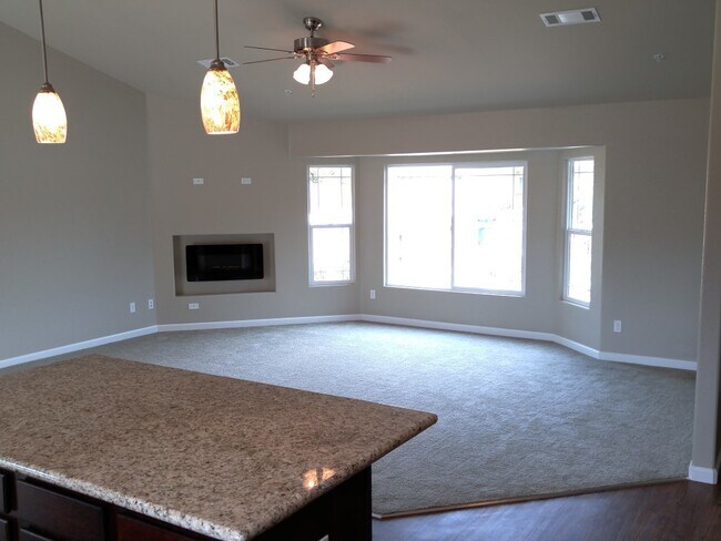 Building Photo - South Redding Home