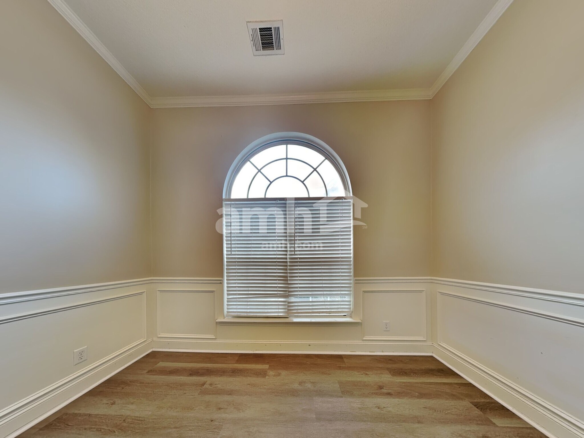 Building Photo - 409 Roberts Way